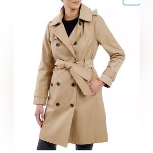 Old money 💰 Tan Double-Breasted Trench Coat